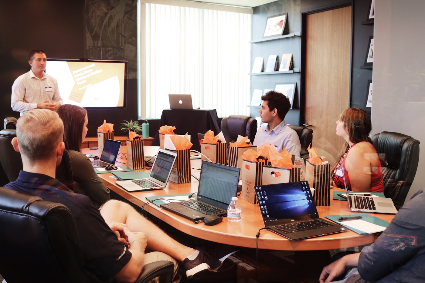 Formateur animant une session de formation pour une équipe en entreprise
